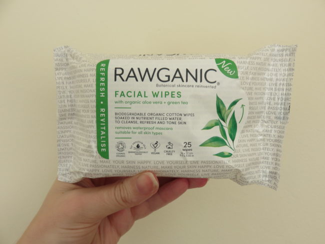 RAWGANIC facial wipes. Use this face wipe review to help you find the best eco-friendly, biodegradable cleansing face wipe for your skin #ecofriendly #beauty #biodegradable