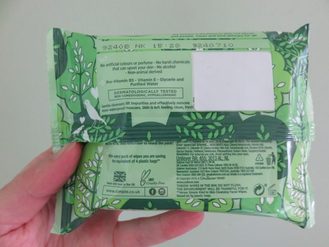 Simple biodegradable face wipes. Use this face wipe review to help you find the best eco-friendly, biodegradable cleansing face wipe for your skin #ecofriendly #beauty #biodegradable