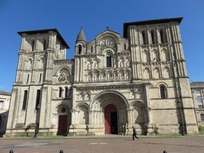 Église Sainte-Croix de Bordeaux. The ultimate guide to exploring Bordeaux France #france #francetravel #bordeaux
