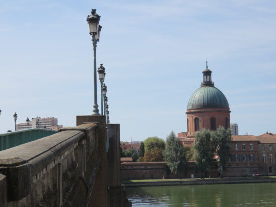 Views of the dome of Chapelle Saint-Joseph de la Grave from Pont St-Pierre. What to see and do in Toulouse France #france #francetravel #toulouse
