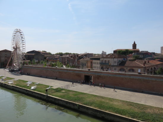 Views of the city from Pont St-Pierre. What to see and do in Toulouse France #france #francetravel #toulouse