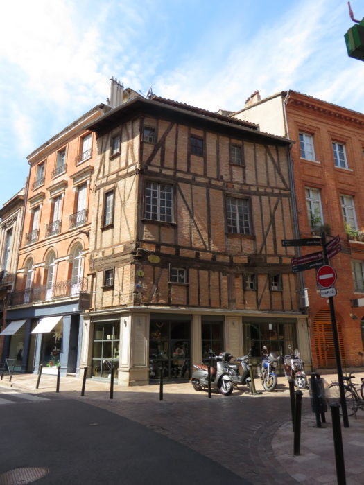 Building on the corner of Rue des Arts and Rue Croix Brargnon. What to see and do in Toulouse France #france #francetravel #toulouse