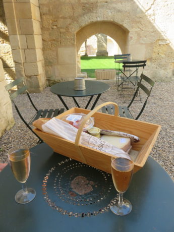 Picnic lunch in the Cordeliers’ Cloister at Les Cordeliers. A Detailed Guide on How to Spend a Day in Saint-Émilion France #france #francetravel