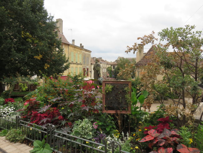 Garden in Place Pelissiere. Exploring the historic French town of Bergerac #france #francetravel