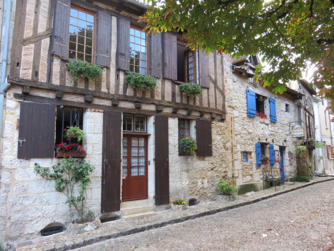 Medieval houses on Place de la Mirpe. Exploring the historic French town of Bergerac #france #francetravel