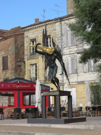 Statue on the Bergerac riverfront. Exploring the historic French town of Bergerac #france #francetravel