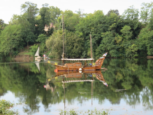 Boat on the Dordogne river. Exploring the historic French town of Bergerac #france #francetravel