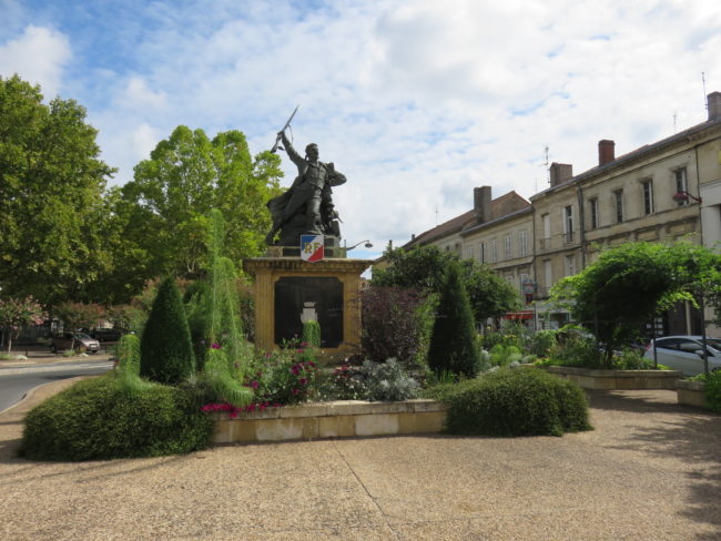 Garden and statue outside of the Information centre in Bergerac. Exploring the historic French town of Bergerac #france #francetravel