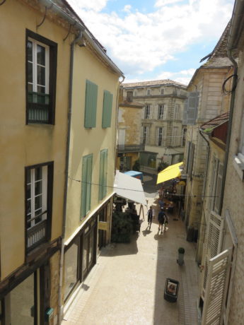 Rue des Fontaines in the medieval old town. Exploring the historic French town of Bergerac #france #francetravel