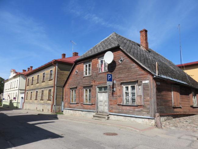 Cēsis historic wooden slat houses. How to spend a day in the historic town of Cēsis #Latvia