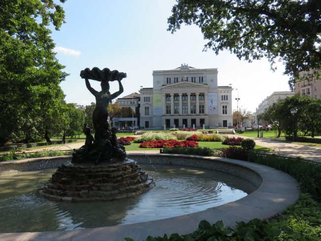 Latvian National Opera House and the Fountain Nymph in Bastejkalna park. What to see and do for two days in Latvia's Capital City of Rīga #riga #latvia